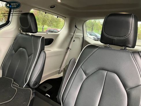 Used 2023 Chrysler Pacifica Limited AWD/4WD image 9