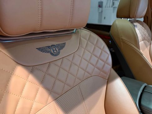 Used 2018 Bentley Bentayga AWD/4WD image 44