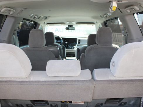 Used 2019 Toyota Sienna LE FWD image 31