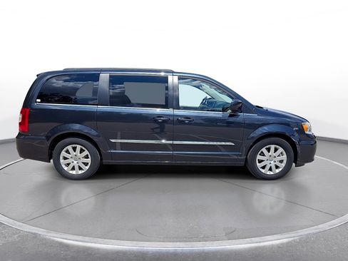 Used 2014 Chrysler Town & Country Touring FWD image 9