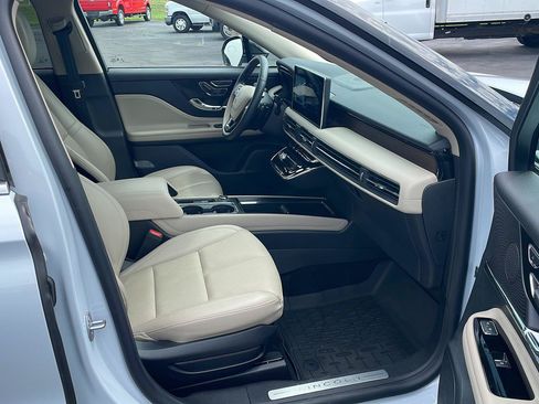 Used 2025 Lincoln Corsair Reserve AWD/4WD image 25
