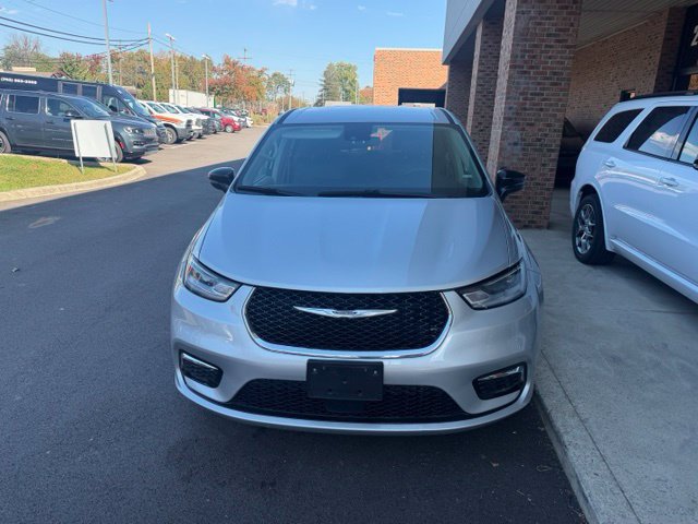 Used 2024 Chrysler Pacifica Touring-L FWD image 7