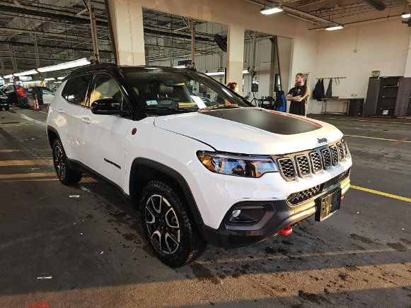 Used 2025 Jeep Compass Trailhawk AWD/4WD image 3