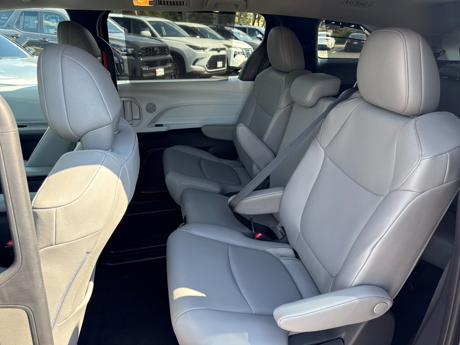 Used 2026 Toyota Sienna XLE FWD image 12