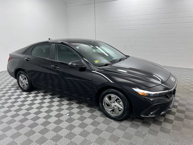 Used 2025 Hyundai Elantra SE FWD image 4