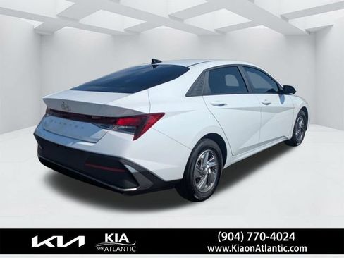 Used 2025 Hyundai Elantra SE FWD image 3