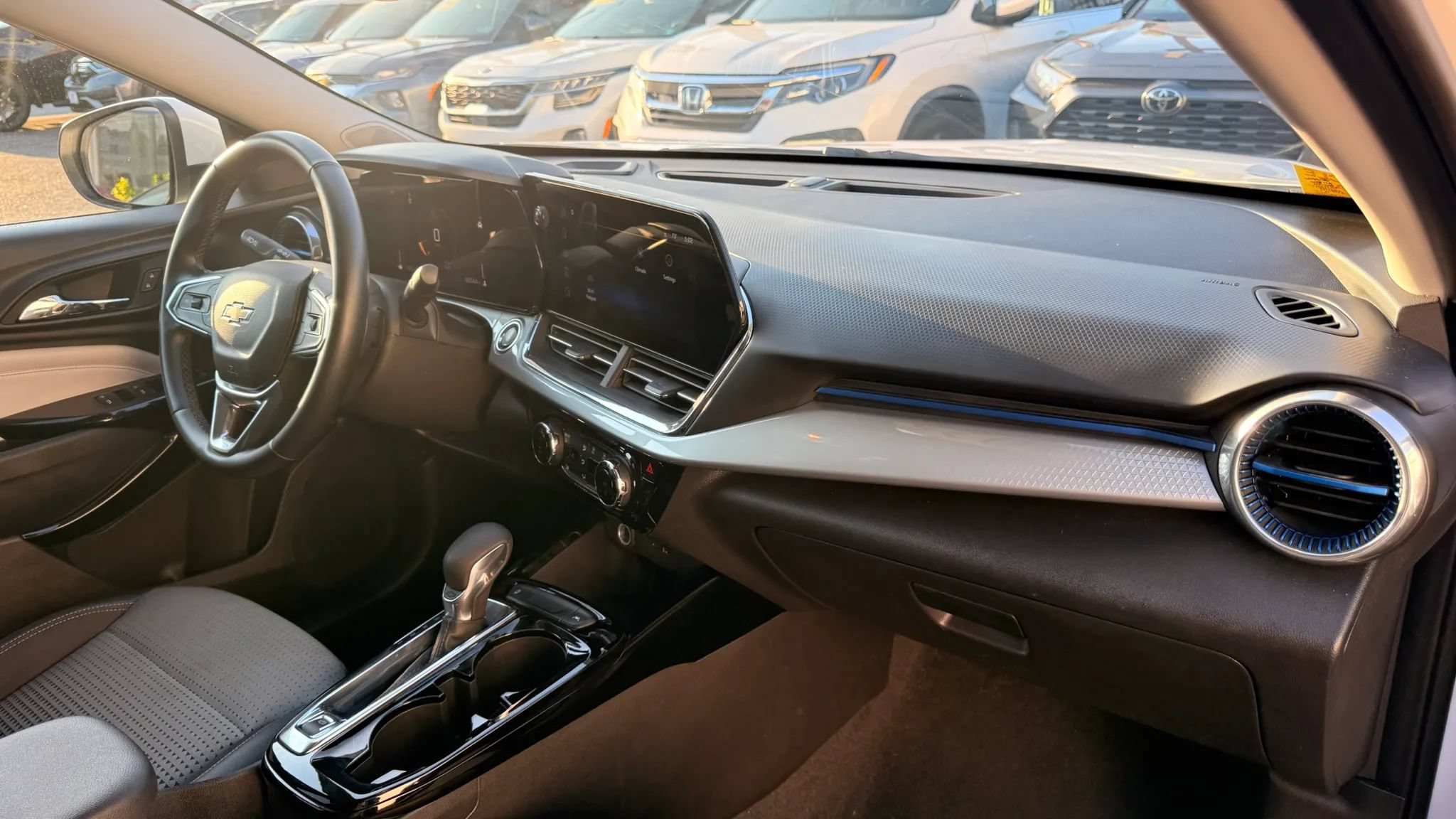 Used 2025 Chevrolet Trax LT w/ LT Convenience Package FWD image 16