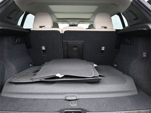 Used 2023 Volvo XC40 B5 Plus image 29