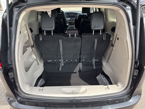Used 2023 Chrysler Pacifica Touring-L FWD image 10