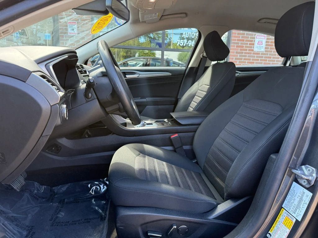 Used 2020 Ford Fusion SE FWD image 6
