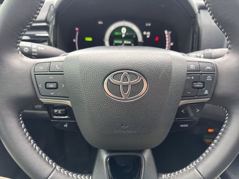 Used 2025 Toyota Camry SE image 6