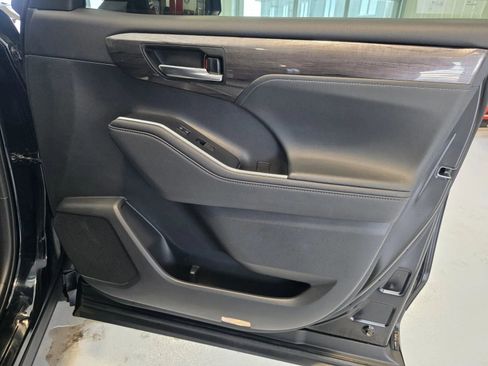 Used 2021 Toyota Highlander Limited image 27