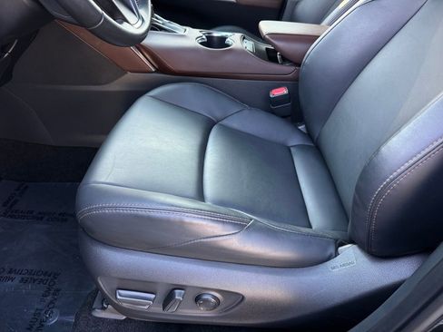 Used 2023 Toyota Venza XLE image 35