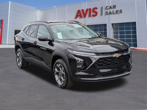 Used 2025 Chevrolet Trax LT w/ LT Convenience Package image 3