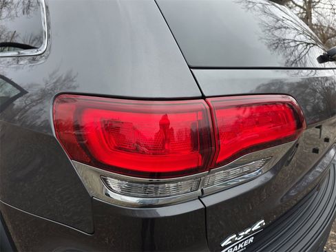 Used 2021 Jeep Grand Cherokee Laredo image 34