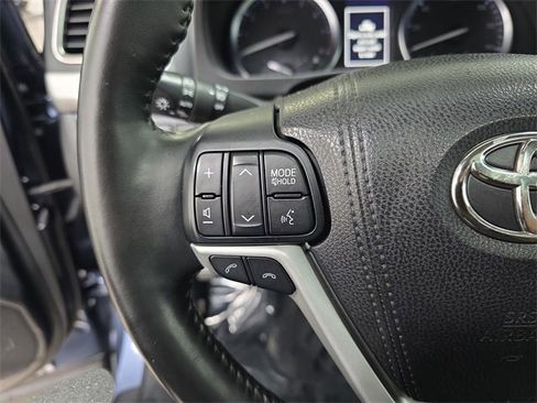 Used 2017 Toyota Highlander Limited Platinum image 17