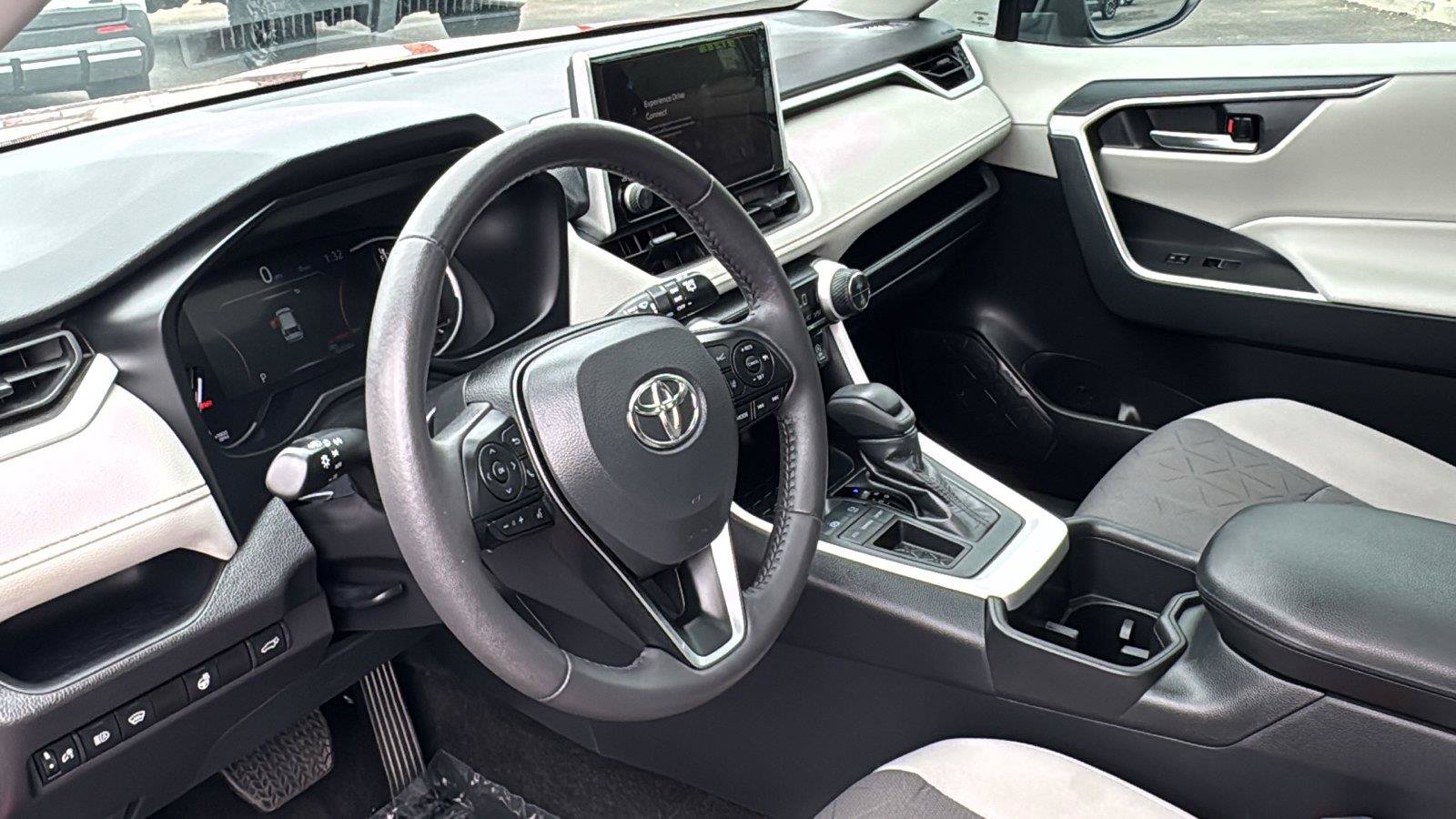 Used 2025 Toyota RAV4 XLE w/ Convenience Package FWD image 25