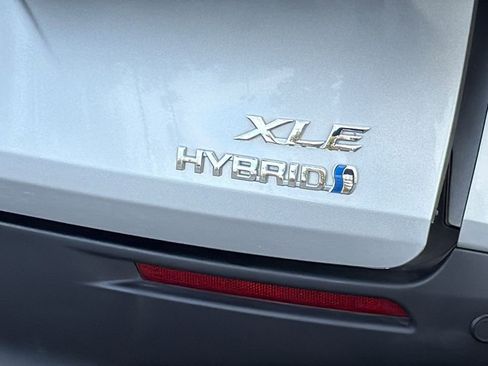 Used 2024 Toyota Sienna XLE image 8