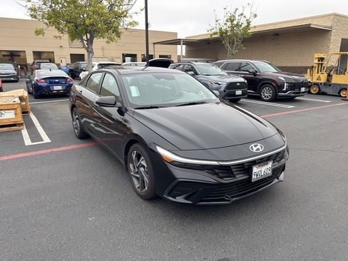 Certified 2025 Hyundai Elantra Sport FWD image 4