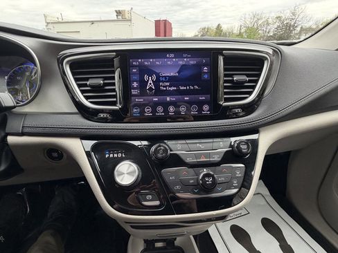 Used 2019 Chrysler Pacifica Limited FWD image 19