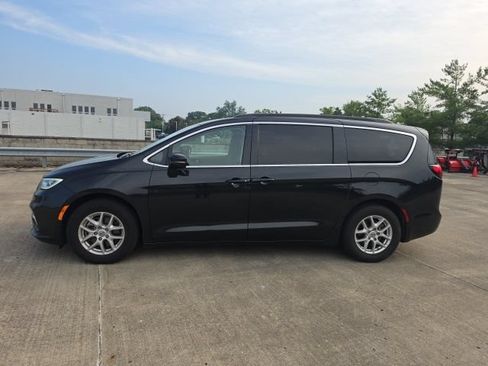 Used 2022 Chrysler Pacifica Touring-L FWD image 2
