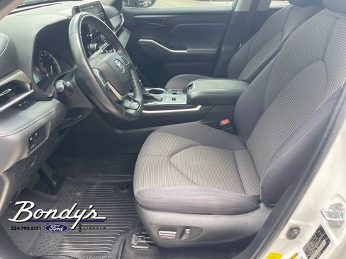 Used 2023 Toyota Highlander LE FWD image 10