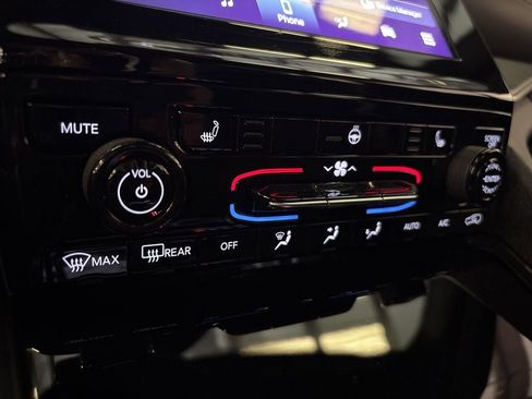 Used 2024 Jeep Grand Cherokee Altitude image 31