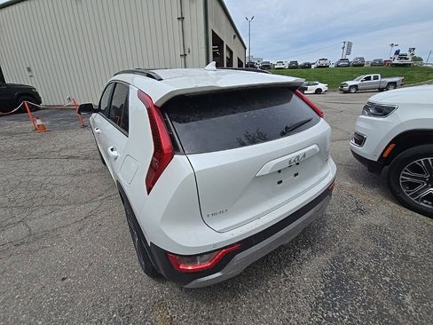Used 2024 Kia Niro EX FWD image 5