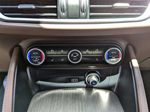 Used 2020 Alfa Romeo Stelvio Ti w/ Active Blind Spot Package AWD/4WD image 23