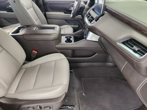 Used 2022 Chevrolet Suburban LT w/ Luxury Package RWD image 14