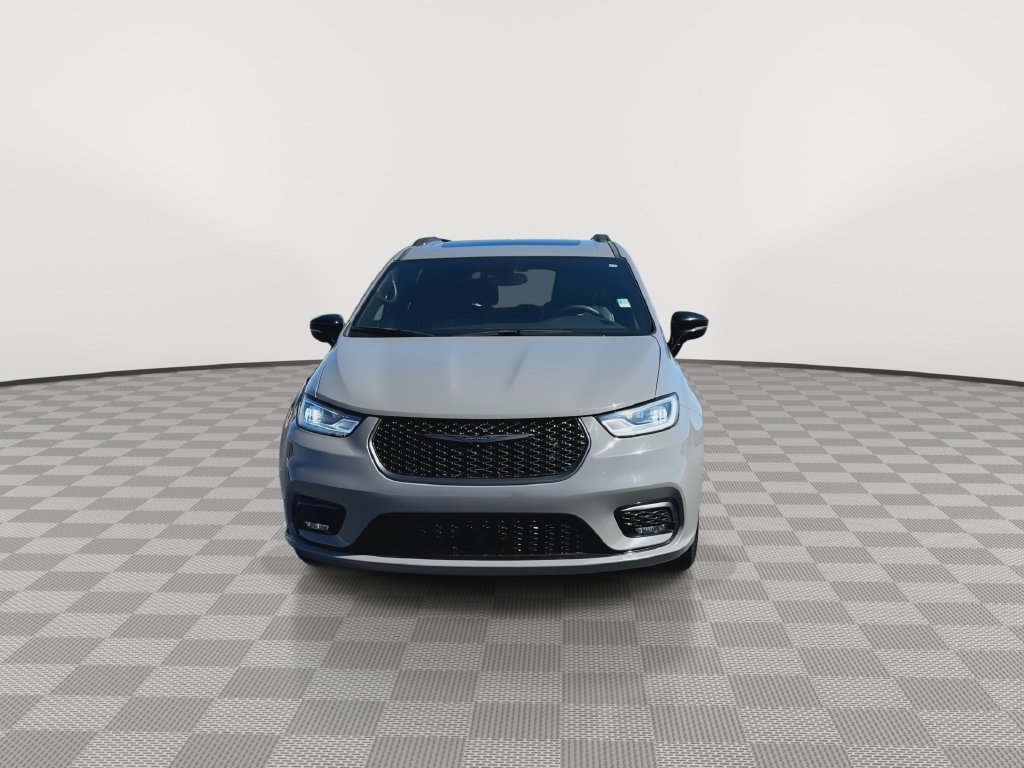 Used 2025 Chrysler Pacifica Limited FWD image 3