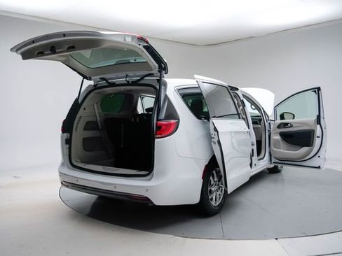 Used 2024 Chrysler Pacifica Touring-L image 22