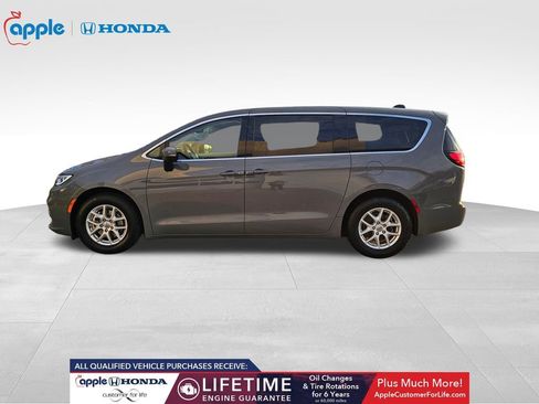 Used 2023 Chrysler Pacifica Touring-L image 11