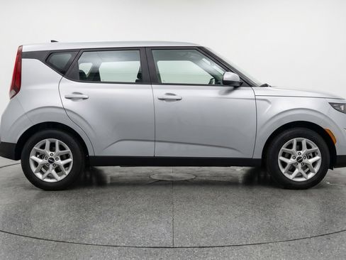 Used 2025 Kia Soul LX w/ LX Technology Package FWD image 9