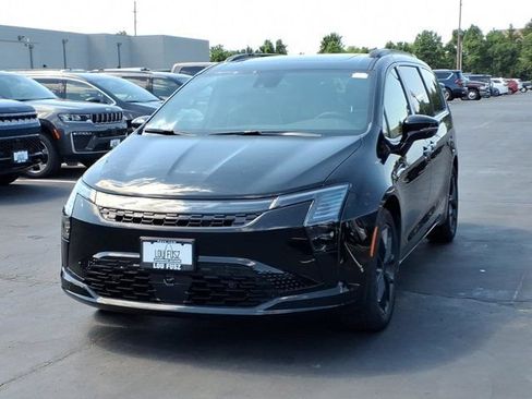 New 2027 Chrysler Pacifica Limited FWD image 2