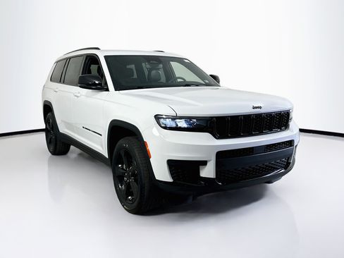 Used 2023 Jeep Grand Cherokee L Laredo RWD image 3