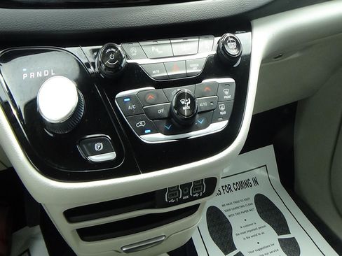 Certified 2024 Chrysler Pacifica Touring-L FWD image 26