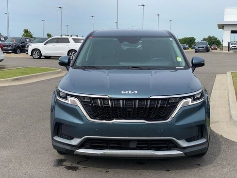 Used 2024 Kia Carnival EX FWD image 2