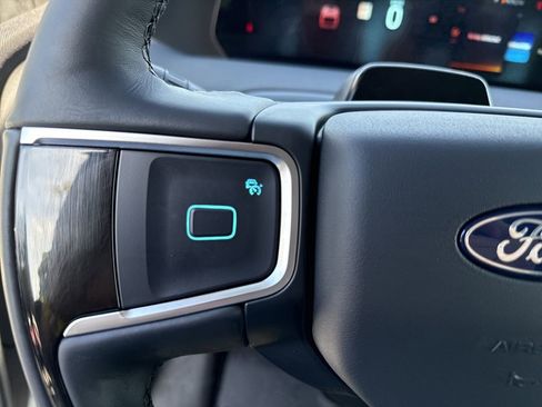 Used 2025 Ford Expedition Platinum image 27