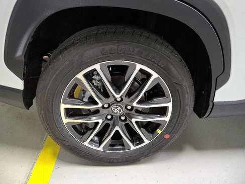 Used 2026 Toyota Corolla Cross XLE image 5