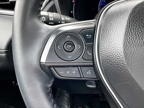 Used 2025 Toyota Corolla Cross XLE w/ Convenience Package image 17