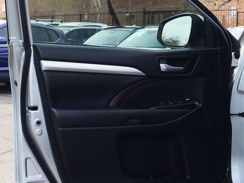 Used 2019 Toyota Highlander XLE image 37