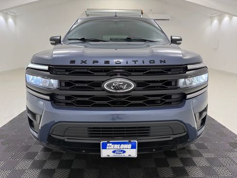 Used 2022 Ford Expedition Max Limited RWD image 2