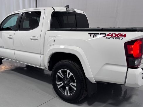 Used 2019 Toyota Tacoma TRD Sport AWD/4WD image 7