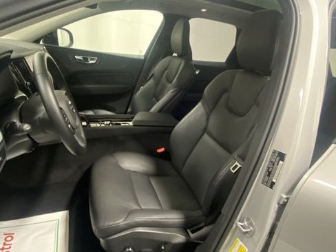Used 2025 Volvo XC60 B5 Plus image 11
