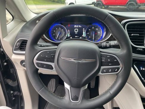 Used 2023 Chrysler Pacifica Limited image 18
