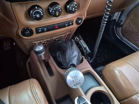Used 2012 Jeep Wrangler Unlimited Rubicon w/ Connectivity Group AWD/4WD image 11