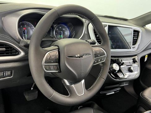 New 2026 Chrysler Pacifica Select image 24