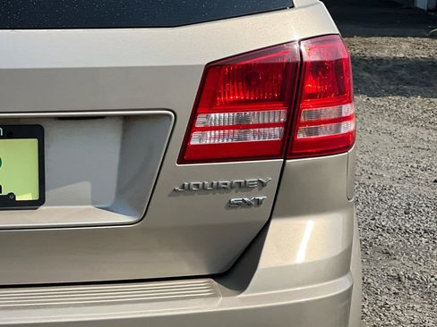 Used 2009 Dodge Journey SXT w/ Flexible Seating Group image 24