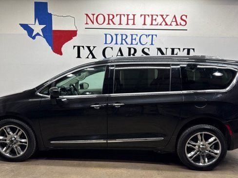 Used 2020 Chrysler Pacifica Touring-L FWD image 14